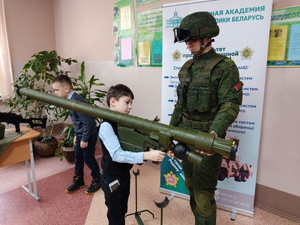 В Октябрьском районе в гостях у школьников побывали военные