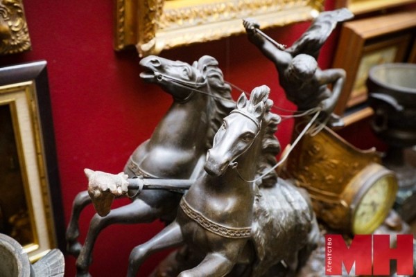 Есть даже 400-летние тарелки. Что продают в минском салоне антиквариата Есть даже 400-летние тарелки. Что продают в минском салоне антиквариата