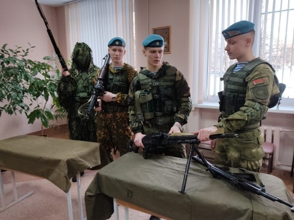 В Октябрьском районе в гостях у школьников побывали военные В Октябрьском районе в гостях у школьников побывали военные