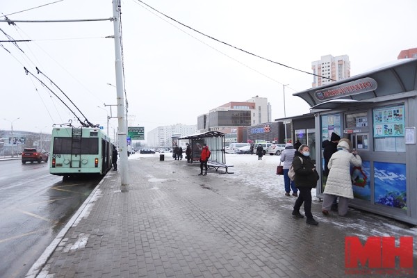 Как исправляют ситуацию с обледенением и снегом у торговых центров столицы (видео)