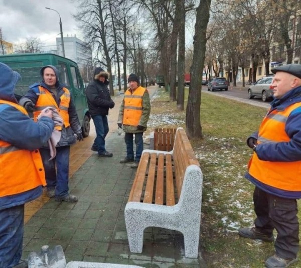 Коммунальные службы продолжают установку новых скамеек на улицах Бреста