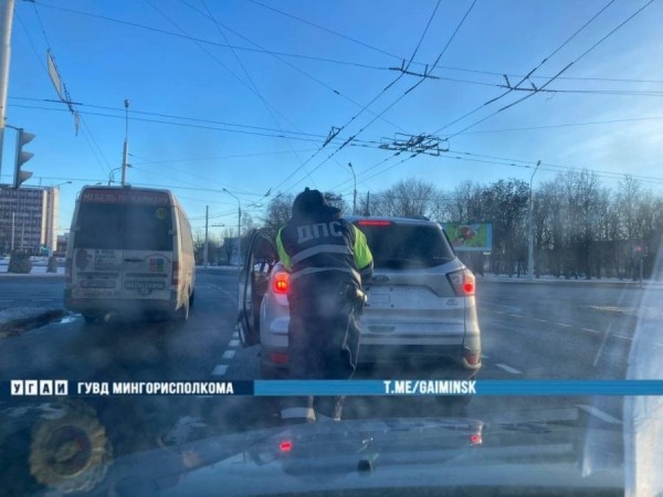В Минске инспекторы ГАИ оказали помощь водителю автомобиля Ford В Минске инспекторы ГАИ оказали помощь водителю автомобиля Ford