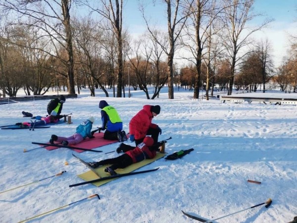 Соревнования по биатлону среди детей «Снежный снайпер» проходят в Ленинском районе