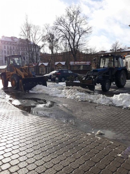 В Центральном районе продолжается уборка снега. К дворникам присоединились КОТОСы и местные жители