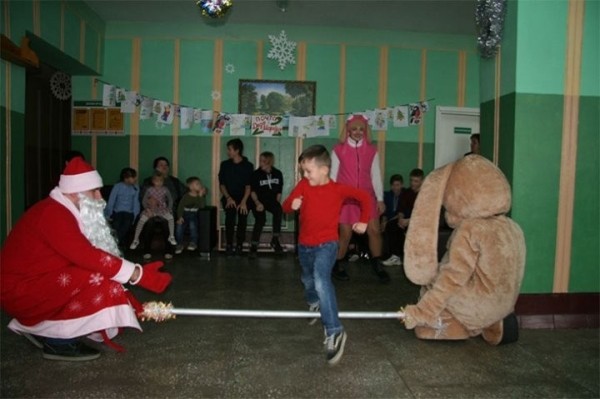 Дедушки Морозы из Кобрина исполнили долгожданные новогодние желания ребятишек приюта в агрогородке Оса Дедушки Морозы из Кобрина исполнили долгожданные новогодние желания ребятишек приюта в агрогородке Оса