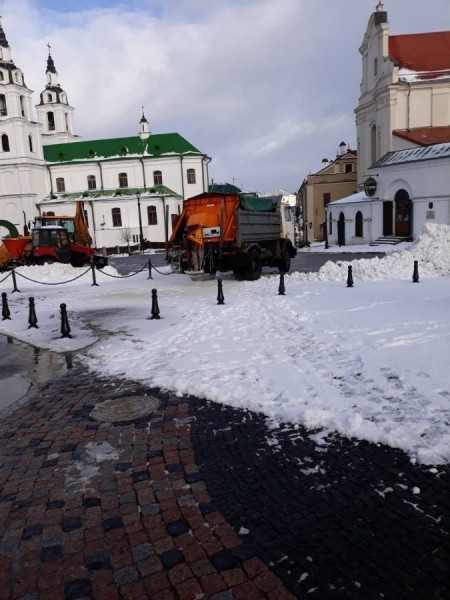 В Центральном районе продолжается уборка снега. К дворникам присоединились КОТОСы и местные жители