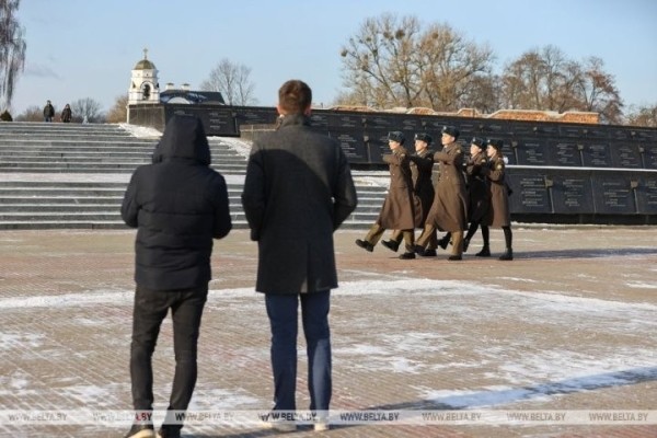 Без выходных и праздников: почти 50 лет школьники несут Вахту Памяти в Брестской крепости Без выходных и праздников: почти 50 лет школьники несут Вахту Памяти в Брестской крепости