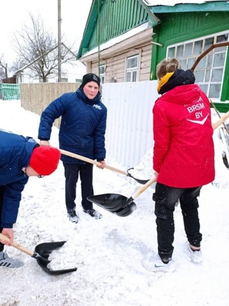 Волонтеры БРСМ помогают пенсионерам убрать снег возле их домов в Заводском районе Волонтеры БРСМ помогают пенсионерам убрать снег возле их домов в Заводском районе