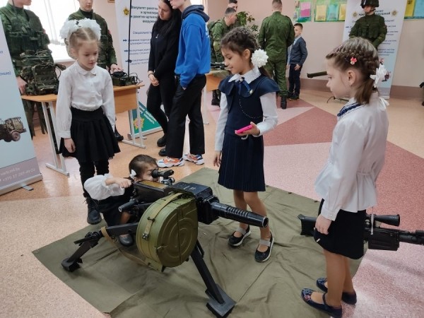 В Октябрьском районе в гостях у школьников побывали военные