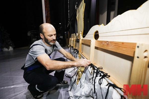 «Кулисы — не тряпочка. Это стена!» Посмотрели, как выглядит театр со стороны машиниста сцены