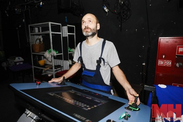 «Кулисы — не тряпочка. Это стена!» Посмотрели, как выглядит театр со стороны машиниста сцены