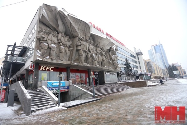 Как исправляют ситуацию с обледенением и снегом у торговых центров столицы (видео) Как исправляют ситуацию с обледенением и снегом у торговых центров столицы (видео)