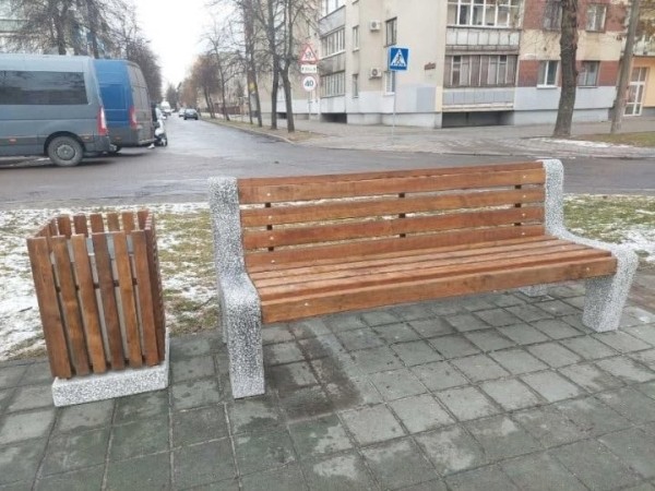 Коммунальные службы продолжают установку новых скамеек на улицах Бреста