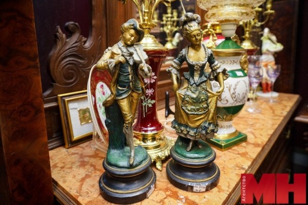 Есть даже 400-летние тарелки. Что продают в минском салоне антиквариата Есть даже 400-летние тарелки. Что продают в минском салоне антиквариата