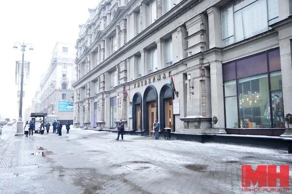 Как исправляют ситуацию с обледенением и снегом у торговых центров столицы (видео)