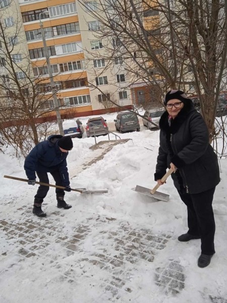 В Центральном районе продолжается уборка снега. К дворникам присоединились КОТОСы и местные жители