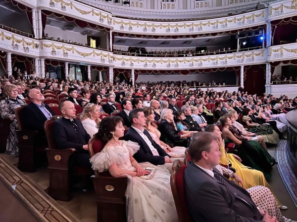 Новогодний бал проходит в Большом театре Беларуси