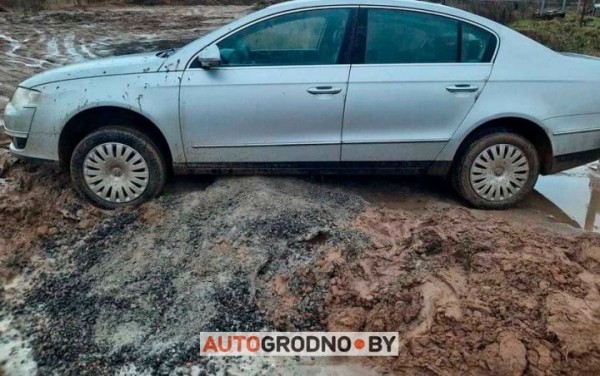 «Засел в болоте на 3 часа». Вот как таксист старался отвезти пассажира