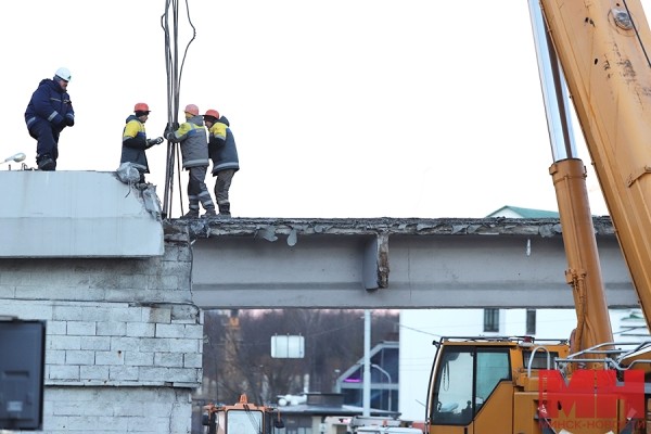 Фотофакт: завершается демонтаж балок путепровода на Немиге Фотофакт: завершается демонтаж балок путепровода на Немиге