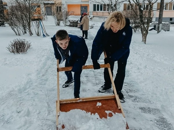 Волонтеры БРСМ помогают пенсионерам убрать снег возле их домов в Заводском районе Волонтеры БРСМ помогают пенсионерам убрать снег возле их домов в Заводском районе