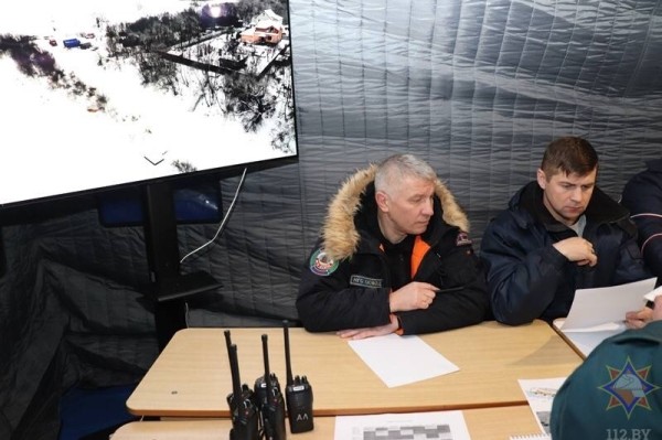 В Полоцком районе дети катались на тюбингах и упали в промоину реки. Их тела ищут уже больше недели В Полоцком районе дети катались на тюбингах и упали в промоину реки. Их тела ищут уже больше недели