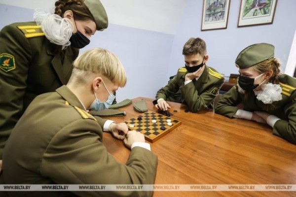 Без выходных и праздников: почти 50 лет школьники несут Вахту Памяти в Брестской крепости Без выходных и праздников: почти 50 лет школьники несут Вахту Памяти в Брестской крепости