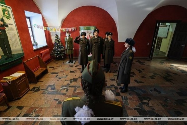 Без выходных и праздников: почти 50 лет школьники несут Вахту Памяти в Брестской крепости Без выходных и праздников: почти 50 лет школьники несут Вахту Памяти в Брестской крепости