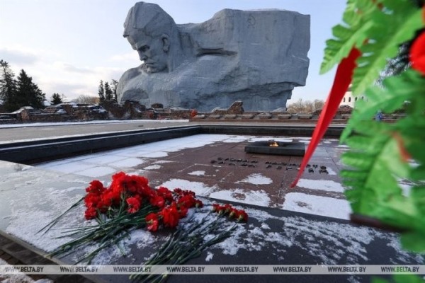 Без выходных и праздников: почти 50 лет школьники несут Вахту Памяти в Брестской крепости Без выходных и праздников: почти 50 лет школьники несут Вахту Памяти в Брестской крепости