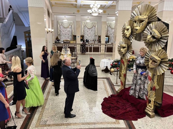 Новогодний бал проходит в Большом театре Беларуси