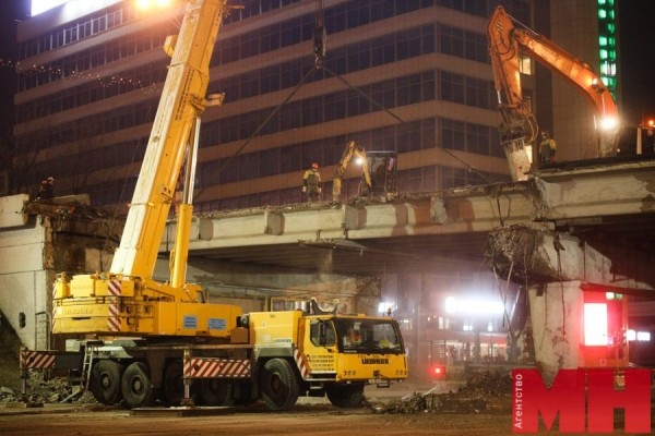 Начался демонтаж пролетов частично обрушившегося путепровода на Немиге (видео)