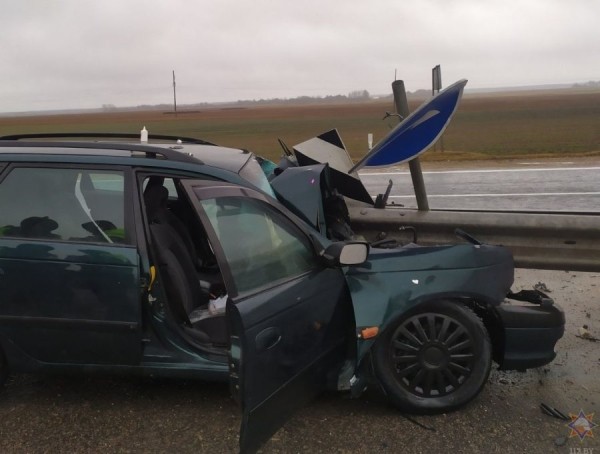 На трассе Минск — Гродно случилось серьезное ДТП: легковушку разрезало ограждением (фото)