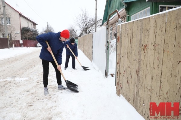 Волонтеры БРСМ готовы помочь с уборкой снега определенным категориям минчан