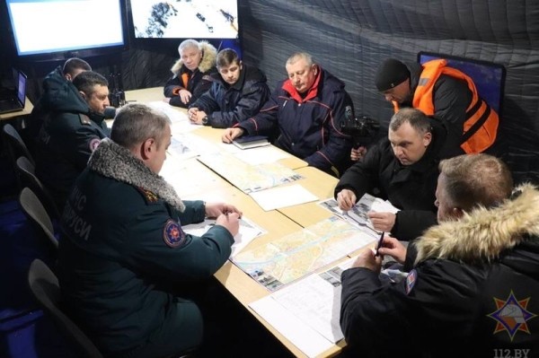 В Полоцком районе дети катались на тюбингах и упали в промоину реки. Их тела ищут уже больше недели В Полоцком районе дети катались на тюбингах и упали в промоину реки. Их тела ищут уже больше недели