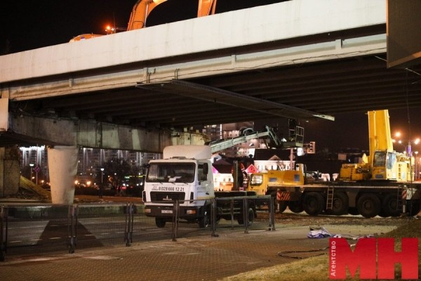 Начался демонтаж пролетов частично обрушившегося путепровода на Немиге (видео) Начался демонтаж пролетов частично обрушившегося путепровода на Немиге (видео)