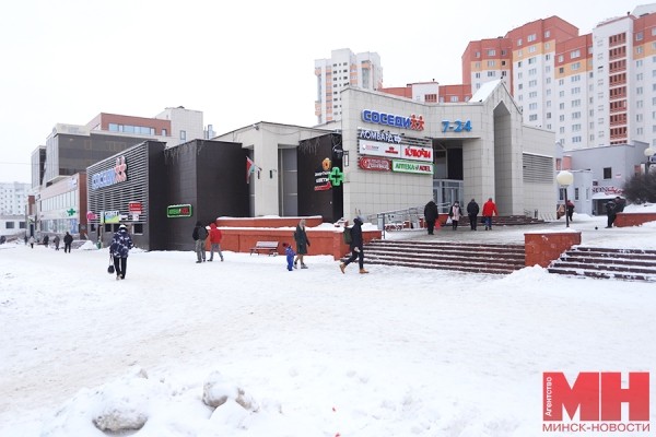 Как исправляют ситуацию с обледенением и снегом у торговых центров столицы (видео) Как исправляют ситуацию с обледенением и снегом у торговых центров столицы (видео)