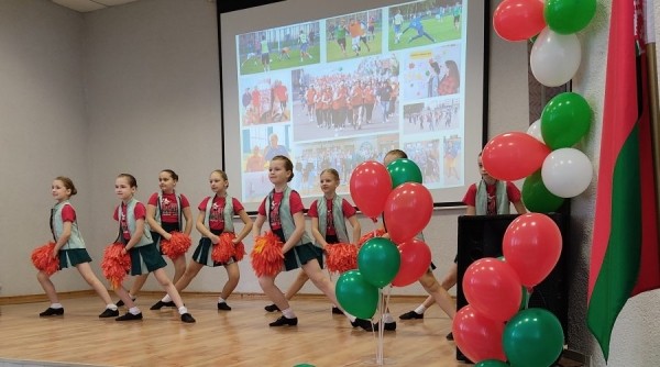 В Октябрьском районе в гостях у школьников побывали военные В Октябрьском районе в гостях у школьников побывали военные