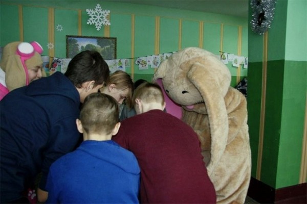Дедушки Морозы из Кобрина исполнили долгожданные новогодние желания ребятишек приюта в агрогородке Оса Дедушки Морозы из Кобрина исполнили долгожданные новогодние желания ребятишек приюта в агрогородке Оса