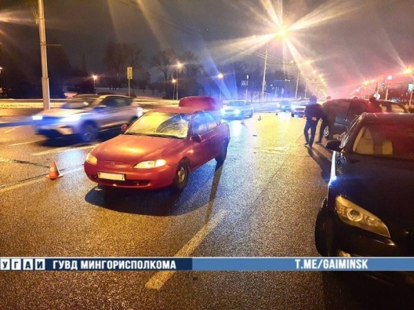 В Минске мужчина переходил дорогу на красный, попал под машину и впоследствии умер от травм в больнице