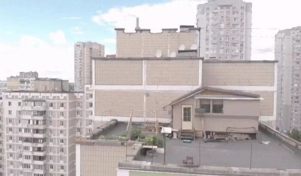 «Хотели снести, но все еще стоит». Как поживает коттедж на крыше минской многоэтажки «Хотели снести, но все еще стоит». Как поживает коттедж на крыше минской многоэтажки