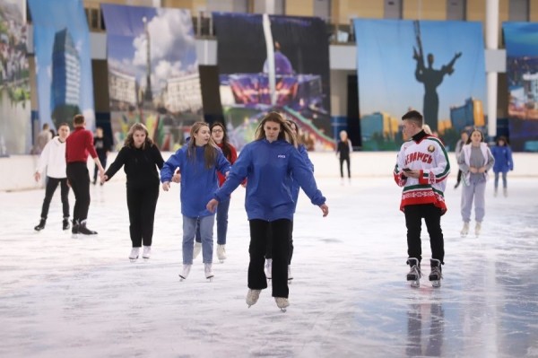 Около 1 000 ребят из БРСМ приняло участие в массовом катании на льду в поддержку референдума