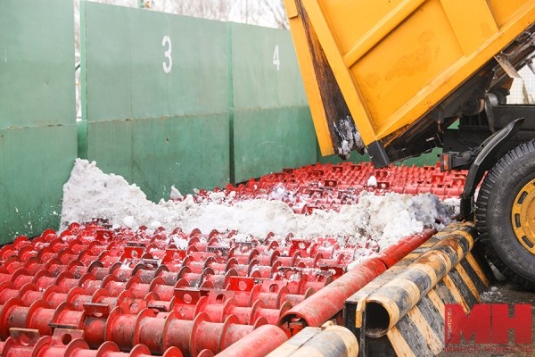 Приезжает в среднем по 70 машин снега в сутки. Посмотрели, как в столице плавят сугробы Приезжает в среднем по 70 машин снега в сутки. Посмотрели, как в столице плавят сугробы