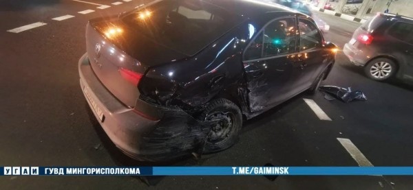 На ул. Немига Volkswagen нарушил требования дорожного знака и столкнулся со встречным Mercedes На ул. Немига Volkswagen нарушил требования дорожного знака и столкнулся со встречным Mercedes