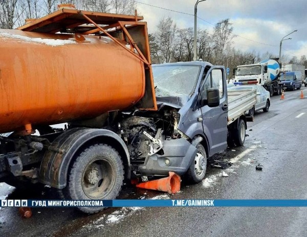 На пр. Партизанском «ГАЗ» врезался в машину прикрытия дорожных работ — есть пострадавший На пр. Партизанском «ГАЗ» врезался в машину прикрытия дорожных работ — есть пострадавший