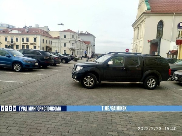 Пьяный водитель на Nissan врезался в припаркованное авто в центре Минска