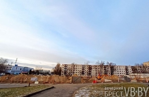 В Бресте на улице Советской Конституции начали строить многофункциональный жилой дом