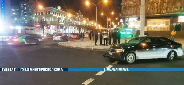 На ул. Немига Volkswagen нарушил требования дорожного знака и столкнулся со встречным Mercedes На ул. Немига Volkswagen нарушил требования дорожного знака и столкнулся со встречным Mercedes