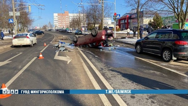 В Малиновке Chevrolet снес светофор и перевернулся — водитель в больнице В Малиновке Chevrolet снес светофор и перевернулся — водитель в больнице