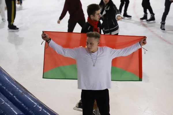 Около 1 000 ребят из БРСМ приняло участие в массовом катании на льду в поддержку референдума