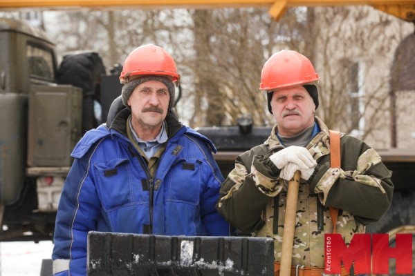 Снег и наледь на крышах жилых домов убирают ежедневно. Как следят за этим городские службы Снег и наледь на крышах жилых домов убирают ежедневно. Как следят за этим городские службы