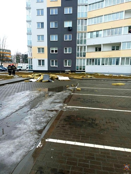На ул. Голодеда ветер сорвал термошубу с жилого дома